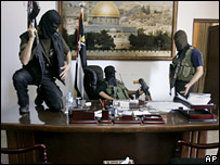Atiradores do Hamas na mesa de Abbas