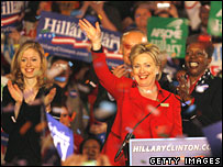 Clinton taraftarlarını selamlıyor