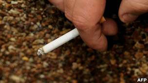 Мужчина держит сигарету