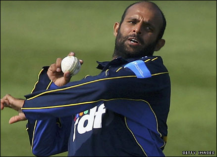 Sussex bowler Rana Naved-Ul-Hasan bowls during the Friends Provident match against Somerset