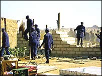 Zimbabve'de evler yıkılırken