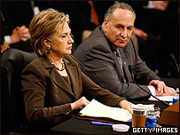 Hillary Clinton (E) e o senador democrata Charles Schumer, no Senado americano