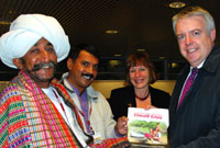 Carwyn Jones a Jane Davidson yn cyfarfod bugeiliaid o Gujarat