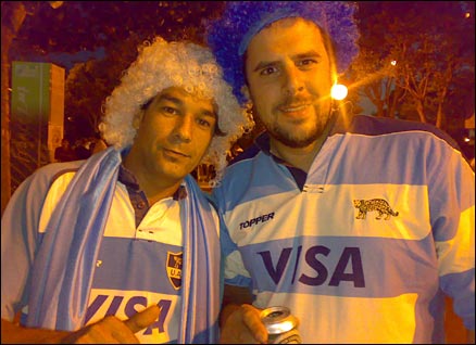 Pumas fans pose in France