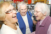 Cyn ddisgyblion a ffrindiau'r ysgol yn hel atgofion yn yr arddangosfa.