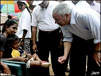 Colin Powell visita as vítimas do tsunami no Sri Lanka