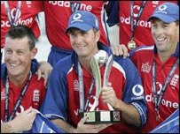 ट्रॉफ़ी के साथ माइकल वॉन