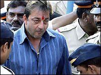 سنجے دت عدالت میں پیشی سے قبل