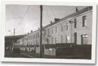 Llun Tairgwaith sydd i'w weld yng nghalendr Glo Mân