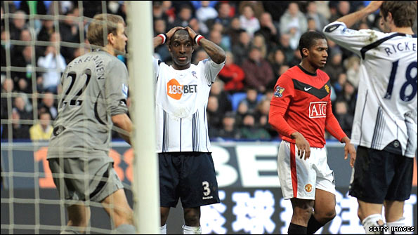 Jlloyd Samuel and team-mates react to own-goal, as Nani looks on 