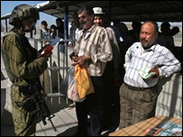 Kontrol noktalarından geçen Filistinliler