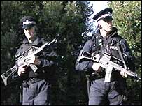 Silahlı İngiliz polisler