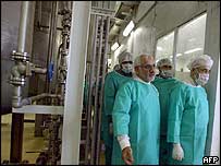 محمد خاتمی (راست) از تاسيسات اتمی اصفهان بازديد می کند