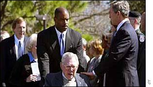 Americký prezident George Bush utěšuje otce jednoho ze zahynulých astronautů, Paula Browna