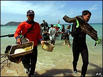 Mergulhadores retiram objetos do mar na Ásia