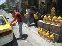 Arabaya benzin dolduran bir Gazzeli