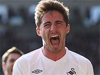 Fabio Borini yn dathlu ar ôl sgorio ei gôl gyntaf