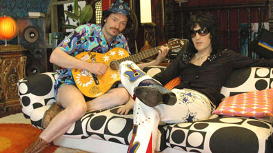Julian Strums, Noel Lounges