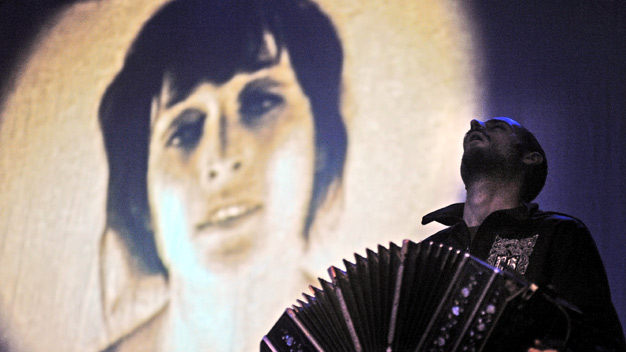 Otros Aires live at the Old Fruitmarket. Photo by Louis Decarlo.