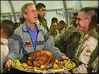 George W. Bush ajudou a servir o jantar de Ação de Graças