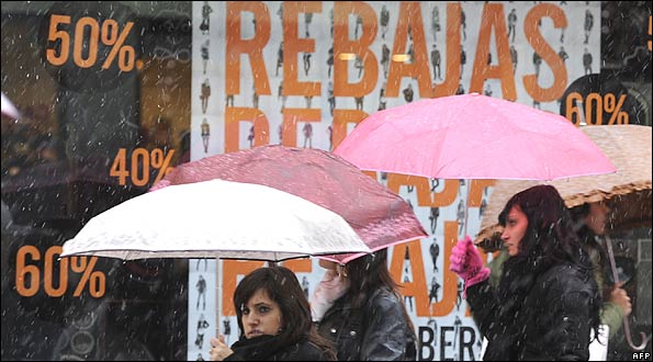 Shoppers in Madrid, 7 Jan 10