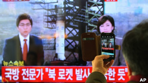韓國首爾火車站民眾拍下電視播報朝鮮發射火箭的畫面（12/12/2012）