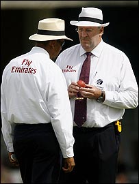 ایمپائر ڈیرل ہیئر