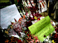 پولیس والوں کو خراجِ تحسین