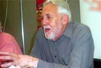 Elfyn Pritchard un o feirniaid y gystadleuaeth