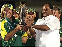 ट्रॉफ़ी लेते ऑस्ट्रेलियाई टीम