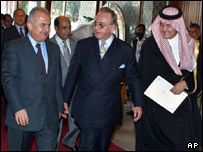 خورشيد قصوری وزير خارجه پاکستان (وسط) همراه با وزيران عربستان (راست) و وزير خارجه اردن