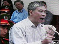 Nhà báo Nguyễn Việt Chiến tại tòa