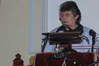 Gwen yn gweddio yn ystod y gwasanaeth