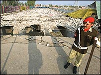 ٹوٹے پُل پر سیکیورٹی کے اہلکار