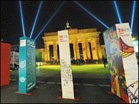 Domino gjigande para Portës së Branderburgut