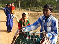 नंदीग्राम छोड़कर जाता परिवार