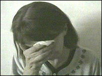 Margaret Hasan gözyaşlarını siliyor