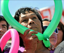 أسر المحاصرين بانتظارهم