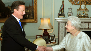 Елизавета II приветствует Дэвида Кэмерона в первый раз в качестве премьер-министра