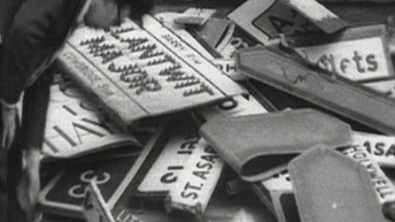 Dinistrio arwyddion ffyrdd Saesneg