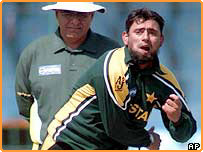 ثقلین نے اب تک دو سو اٹھاسی وکٹ لیے ہیں