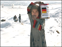 کودک افغانستان و مواد خوراکی توزیع شده