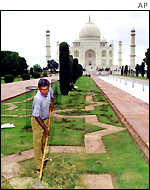Přípravy na návštěvu před Taj Mahalem v Agře