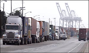 Odstavené kamiony na Maritime Boulevard v Oaklandu