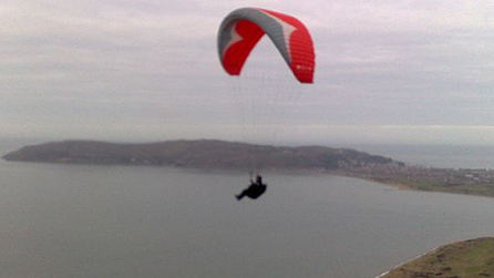 Pargliding off the top of Conwy Mountain