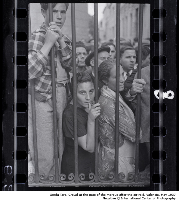 Gerda Taro, Crowd at the gate of the morgue after the air raid, Valencia, May 1937. Negative © International Center of Photography