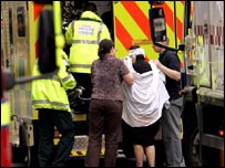 Sanitka odváží zraněné