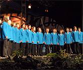 Aelwyd Bro Gwerfyl yn canu'r Cywydd Croeso yn y Seremoni Agoriadol