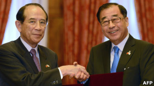 台灣亞東關係協會會長廖了以（右）與日本交流協會會長大橋光夫