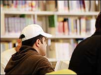 大学生在图书馆